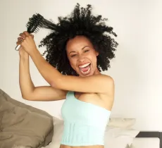 Comment éviter les nœuds quand on a les cheveux crépus ?