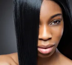 Comment réparer des cheveux crépus fragilisés par le lissage ? nos astuces pour leur redonner force et brillance !