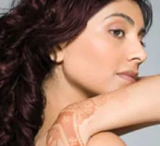 La coloration au henné : un soin millénaire pour cheveux