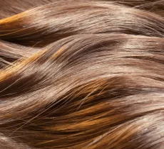 Comment choisir la bonne coloration brune pour vos cheveux ?