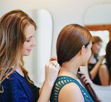 Et si l’on organisait un atelier coiffure special chignon ?