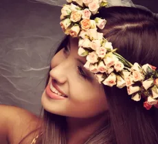 Comment réaliser une coiffure tendance avec des fleurs dans les cheveux ?