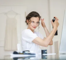 Comment bien utiliser mousse, laque, cire et gel pour ses idées coiffures ?