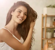 Comment réussir une coiffure rétro style années 90 ?