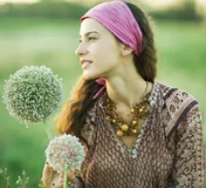 Comment créer des coiffures mode et chic avec un foulard d’été ?