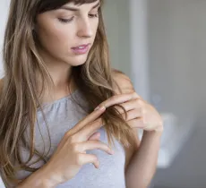 Comment être aux petits soins pour alimenter des cheveux fatigués ?