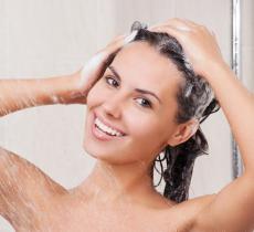 Comment réaliser un bon shampoing pour prendre soin de ses cheveux ?