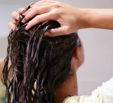 Comment lutter contre les pellicules de cheveux ? nos 4 masques maison !