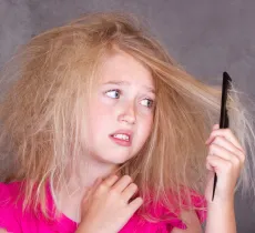 Comment démêler les cheveux des enfants sans faire de bobos ?