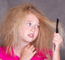 Comment démêler les cheveux des enfants sans faire de bobos ?