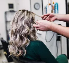 Comment faire et entretenir une coloration cheveux sand hair ?