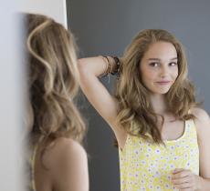 Comment éclaircir ses cheveux sans passer par une décoloration !