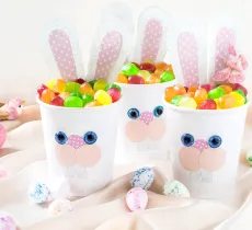 Comment fabriquer un mini panier de pâques avec un gobelet ?