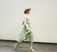 Comment porter la jupe midi toute l’année ?