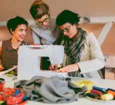 Comment organiser un atelier couture entre amies ?