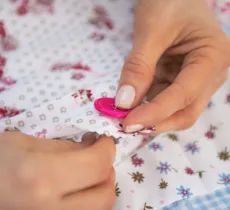 Comment bien coudre un bouton sur un vêtement ? Toutes nos astuces !