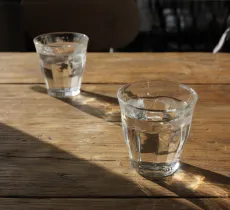 Comment enlever une tache d’eau sur du bois ?