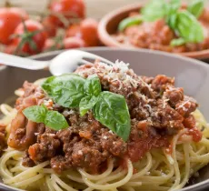 Comment nettoyer une tache de bolognaise ? tous les bons gestes !