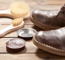 Comment enlever une tache de cirage ?