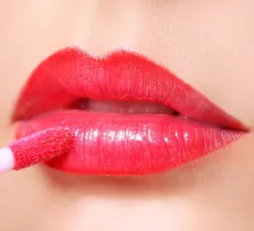 Comment enlever une tache de gloss ?