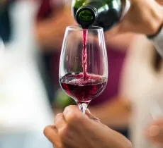 Comment enlever une tache de vin rouge ?