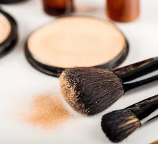 Comment enlever une tache de fond de teint ?