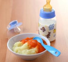 Comment enlever les taches de purée de son bébé ? 