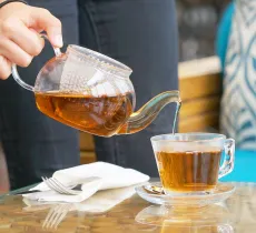 Comment enlever une tache de thé ? nos meilleures astuces !