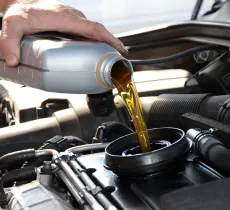 Comment nettoyer une tache d’huile de moteur ?