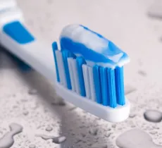 Comment enlever une tache de dentifrice ?