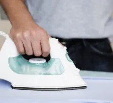 Comment enlever une marque de brûlure de fer à repasser ?