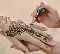 Comment nettoyer une tache de henné ?