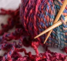 Comment défriser de la laine détricotée ?