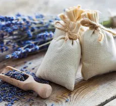 Comment faire des parfums d'armoire avec des herbes et des huiles essentielles ?