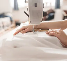 Comment transformer une chemise d’homme en robe d’été ?