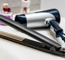 Comment défroisser un vêtement sans fer à repasser ?