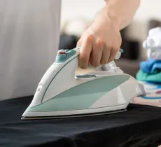 Comment enlever des traces blanches sur un vêtement lors du repassage ?