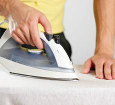 Le bon réflexe : Comment nettoyer la semelle d'un fer à repasser ? 