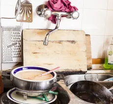 Comment nettoyer des plats encrassés ? nos trucs et astuces !