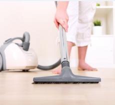 Comment faire un ménage efficace avant de partir en vacances ?