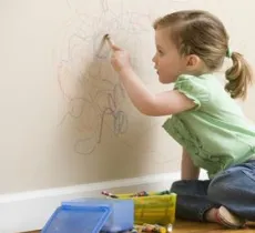 Comment nettoyer des dessins au feutre ou au crayon sur les murs ?