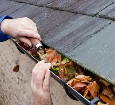 Comment bien nettoyer ses gouttières ?