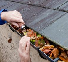 Comment bien nettoyer ses gouttières ?