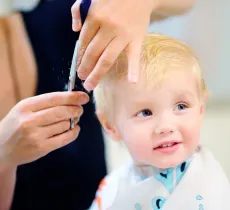 Comment choisir la première coupe de cheveux de bébé 