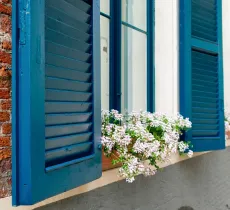 Comment donner un coup de jeune à ses volets en bois ?