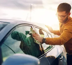Comment nettoyer les vitres de sa voiture ?