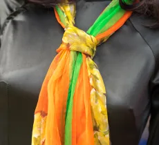 Homme et femme : comment porter un foulard autour du cou ?