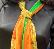 Homme et femme : comment porter un foulard autour du cou ?