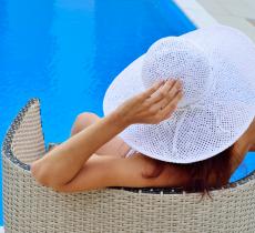 Comment bien protéger ses cheveux colorés du soleil ?