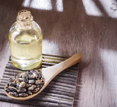 3 recettes naturelles à base d’huile de ricin pour les cheveux !